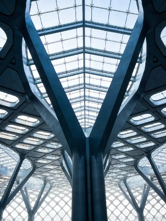 Nowoczesne wnętrze architektury, rzut na przeszklony sufit i żelazne okratowanie